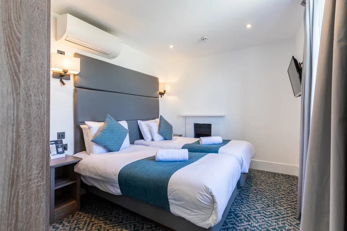 Standard-Twin room-Ensuite — photo 1 of 21