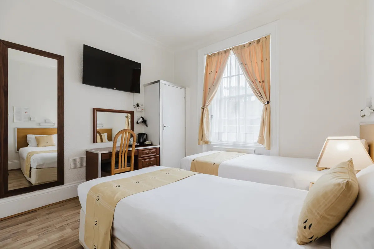 Standard Twin Ensuite Room — photo 1 of 23